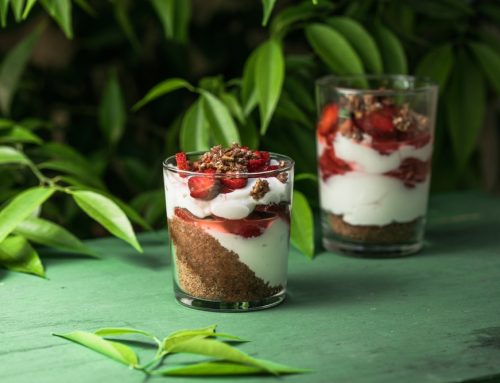 Vasitos de frutilla y crema con crocante de Turimar